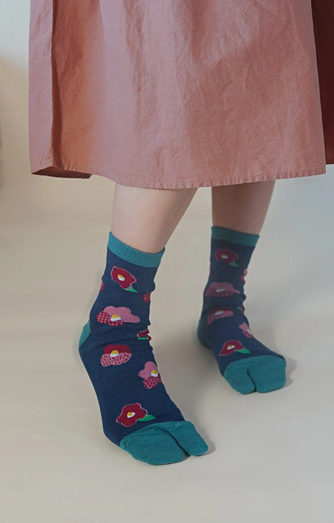 Camellia Tabi Socks
