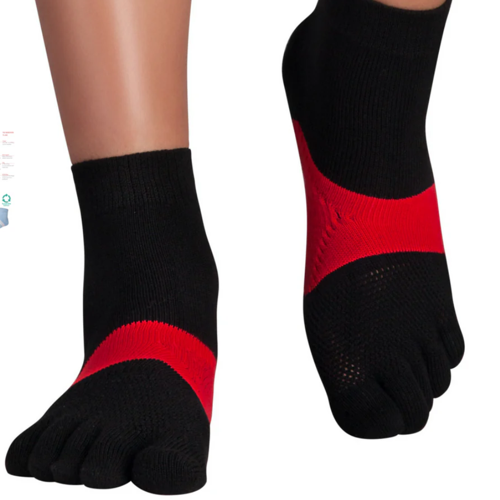 Marathon socks in black and red