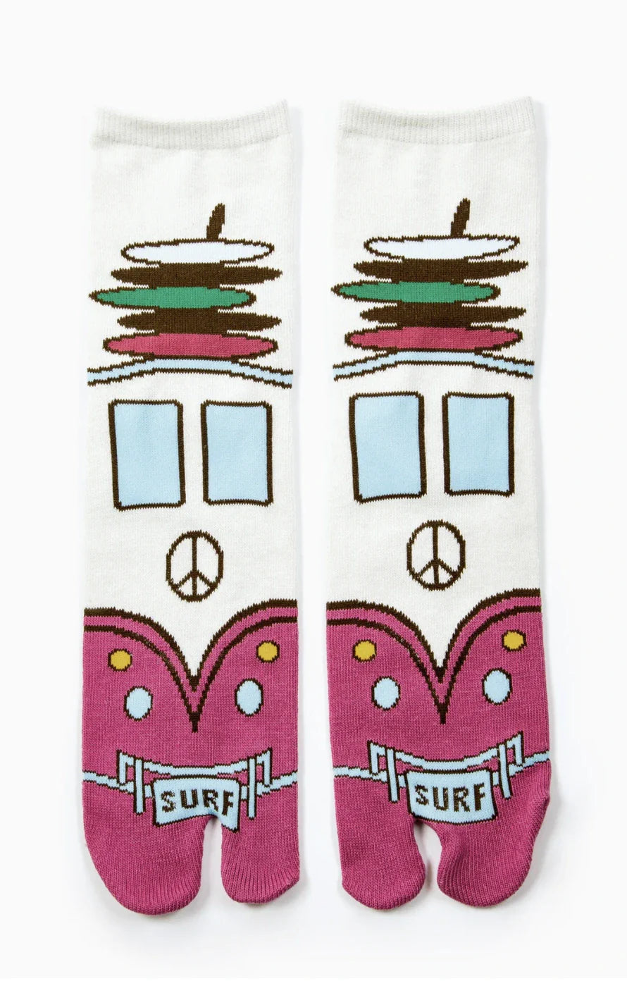 This is a photo of the NINJA SOCKS product name SURF WAGON TABI SOCKS Pink