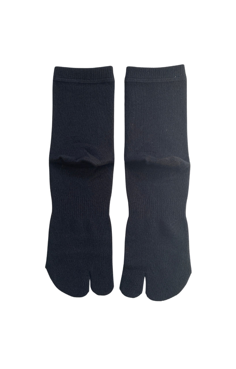 Wide and Shaped Toe Tabi Socks in black